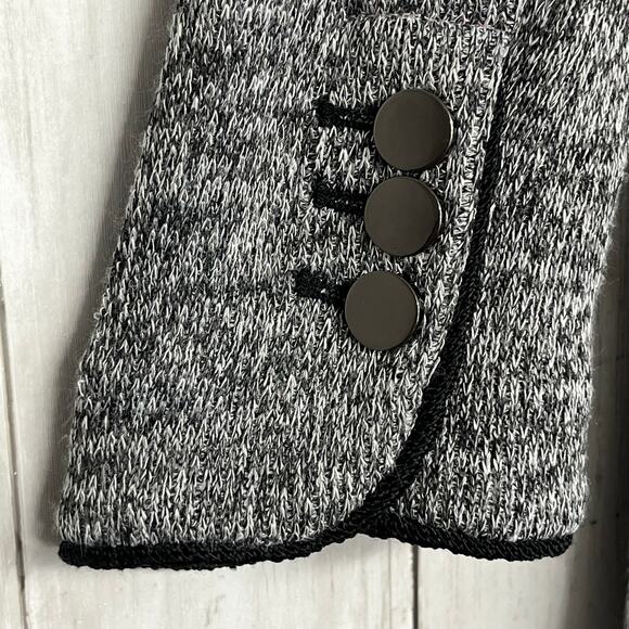 Skies Are Blue Textured Gray Blazer with Floral Interior - Picture 5 of 12